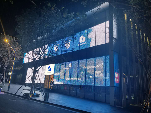 深圳P50格柵透明屏項(xiàng)目由上海智彩科技設(shè)計(jì)、安裝