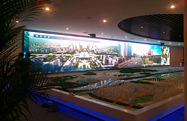江蘇鹽城汽車商貿(mào)城展館P5室內(nèi)全彩LED顯示屏由上海智彩科技設(shè)計(jì)、安裝